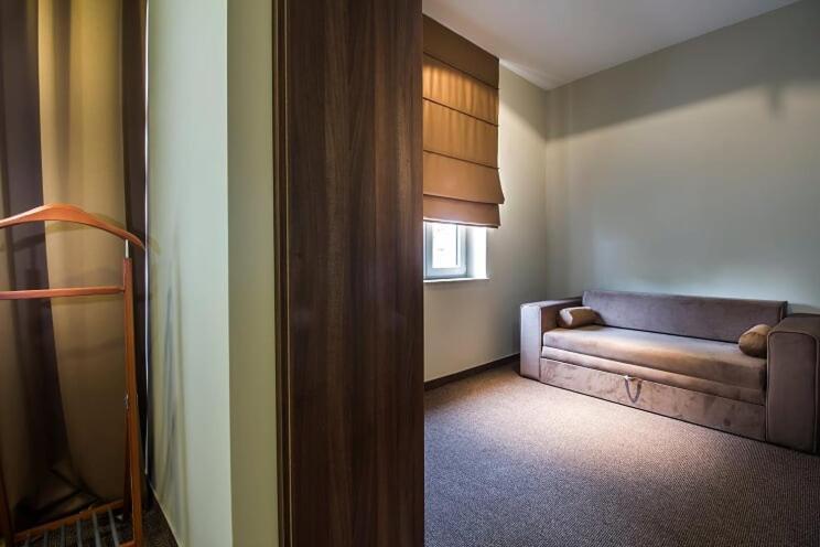 Central Luxury Rooms 奥米什 外观 照片