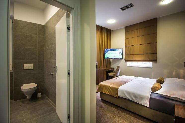 Central Luxury Rooms 奥米什 外观 照片