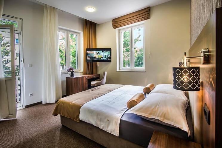 Central Luxury Rooms 奥米什 外观 照片