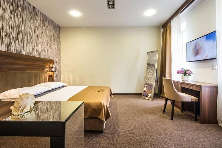 Central Luxury Rooms 奥米什 外观 照片