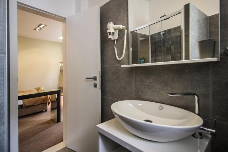 Central Luxury Rooms 奥米什 外观 照片